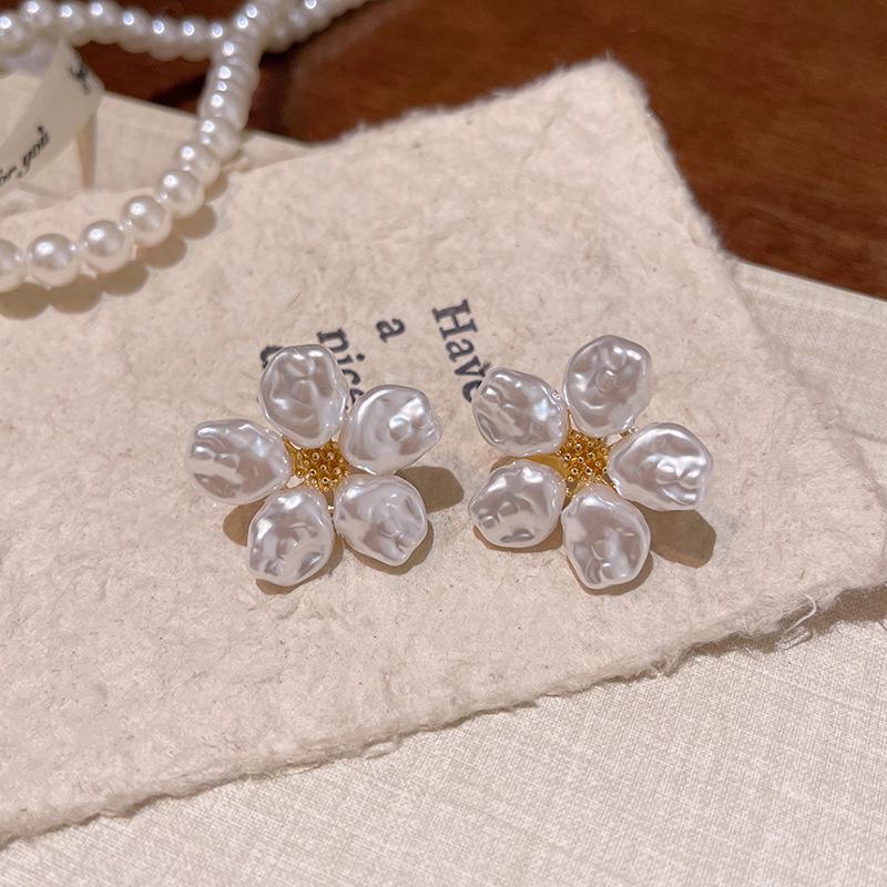Französische Retro Perlenblumenohrringe: Trendiger Hongkong-Stil, Luxusnische, vielseitig und elegant.