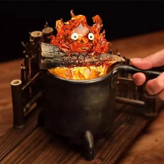 Rozkošná lampička Calcifer, soška, noční světlo, kreslený tvar, teplé oranžové světlo plamene, dekorace do ložnice, kanceláře