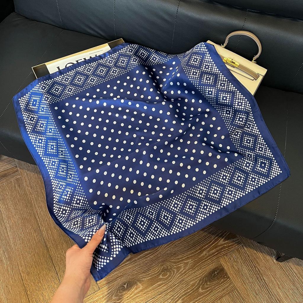 Spring, summer and autumn new high-end printing neck small square scarf women's cashew flower headscarf commuter accessories silk scarf neck scarf