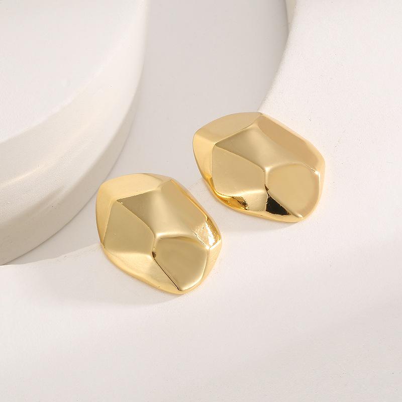 

2024 Осень/Зима Андрогинные Необычные Серьги с Кисточками и Шипами: Холодный стиль, Дизайн высокого класса золотой