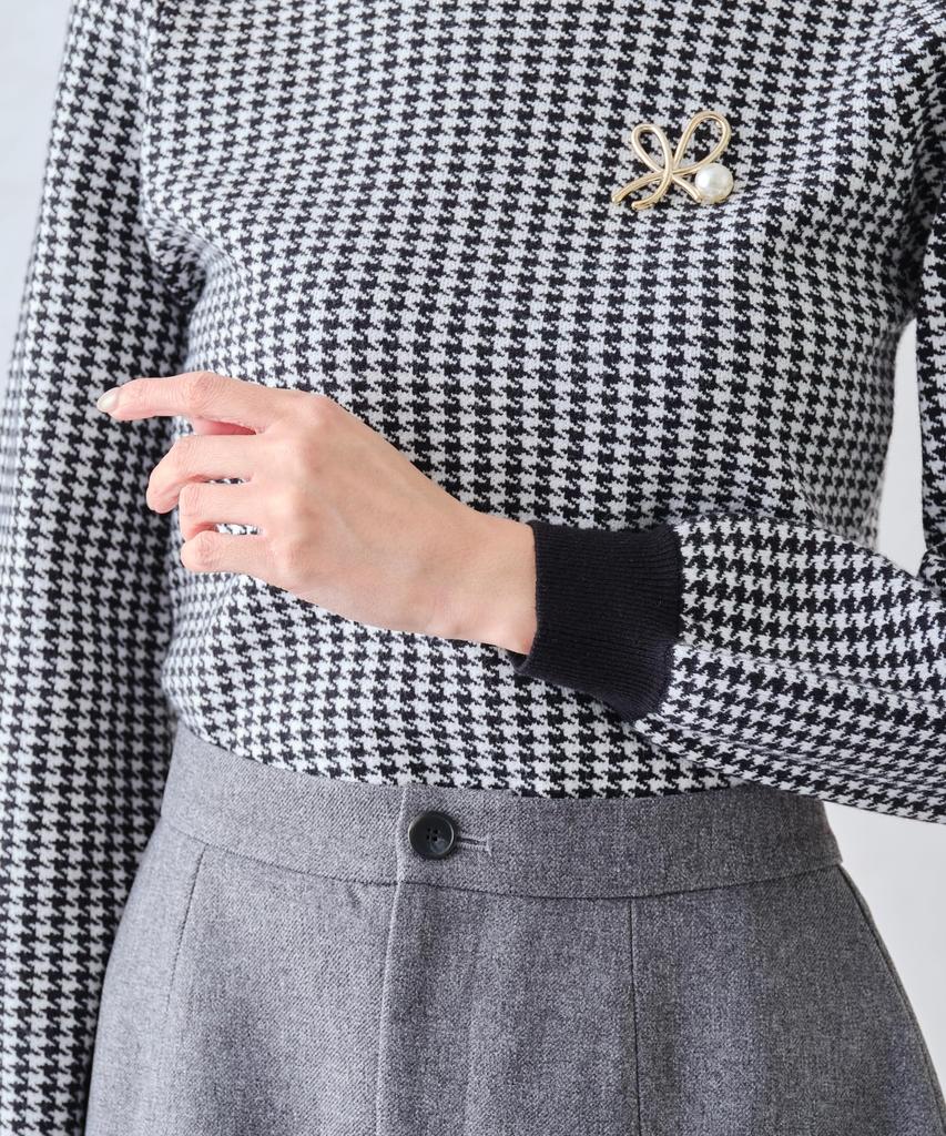 Mishmash Feminine Knit Sweater with Long Sleeves and Simple Houndstooth Women's Brooch, Pattern, Black/White