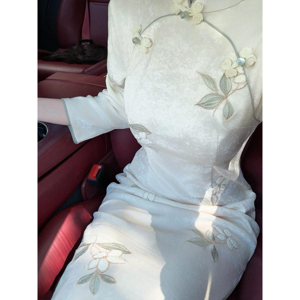 High-end new Chinese embroidered cheongsam women's long sleeves 1011 new beige temperament daily wear national style dress