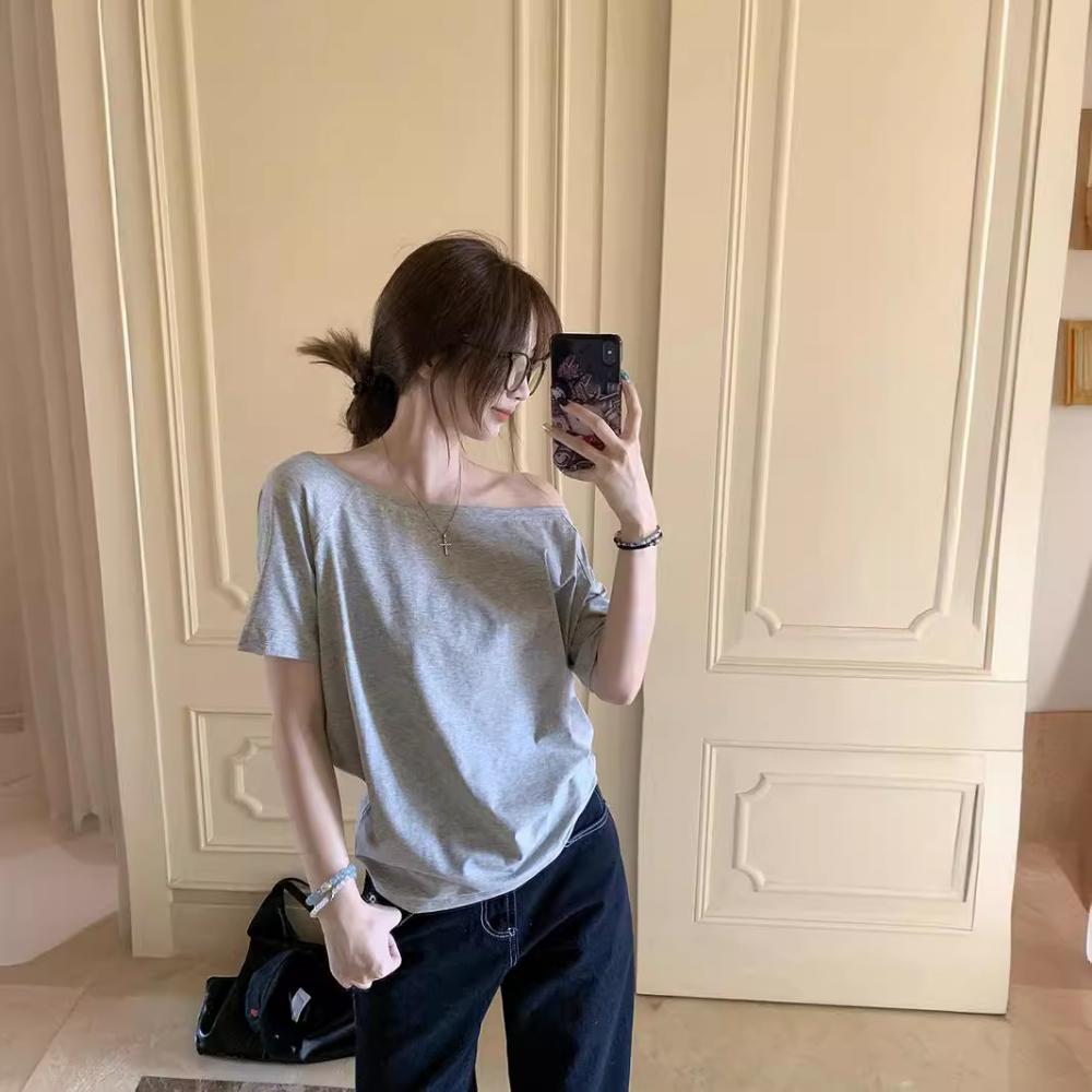 Nischendesign Off-Shoulder Graues Kurzarm-T-Shirt Damen Sommer Chic Locker Lässig Schlicht Diagonale Schulter Schwarzes Oberteil