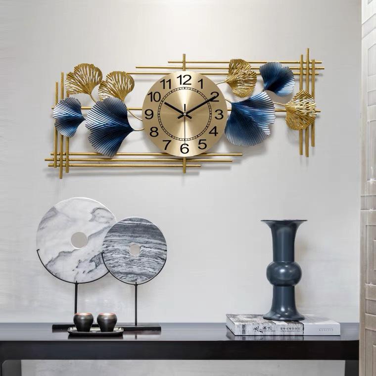 Contemporary Metal Wall Clock: Stylish Decor for Living Room or Bedroom