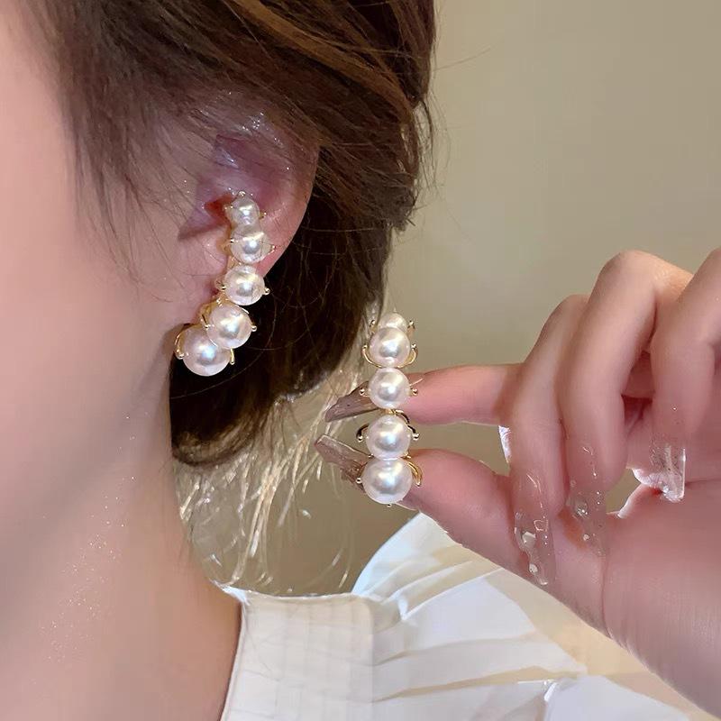 

Серьги-пусеты Серебряная игла с жемчугом - Элегантный дизайн Скрученное кольцо для женщин.