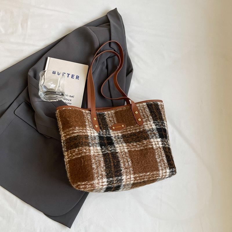 

Вместительная трендовая сумка-тоут в иностранном стиле для поездок на работу, зима 2025, новый модный нишевый дизайн, одно плечо, портативная, женская, для средней школы коричневый