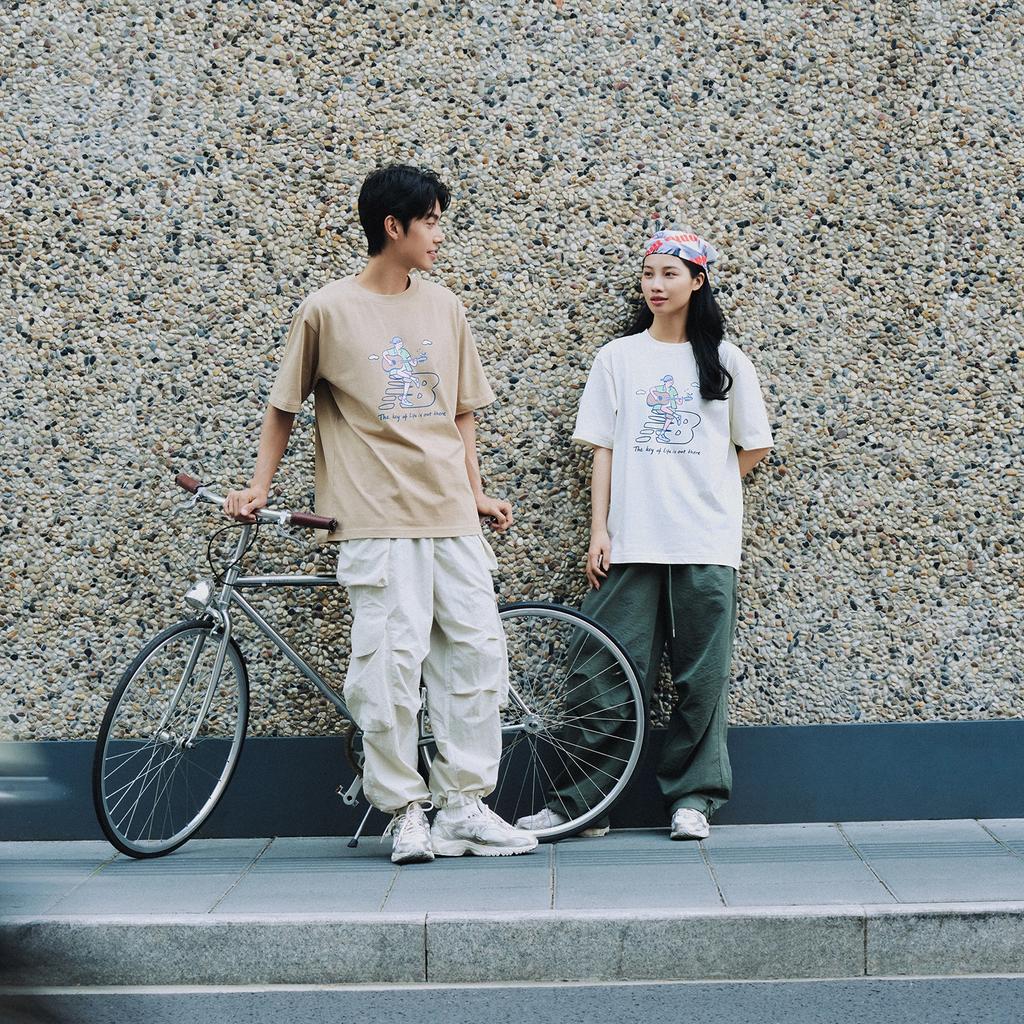 New Balance X PK SHEJISHILIANMINGKUAN Attraction Lifestyle Illustration Collection T-Shirt Unisex Khaki NEE26021-LB