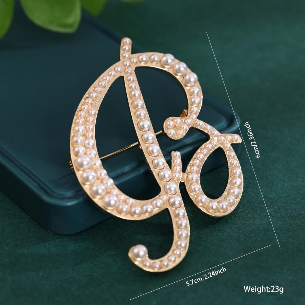 Pearl Alphabet Brooches: Retro Letter Pins for Clothing and Necklines.