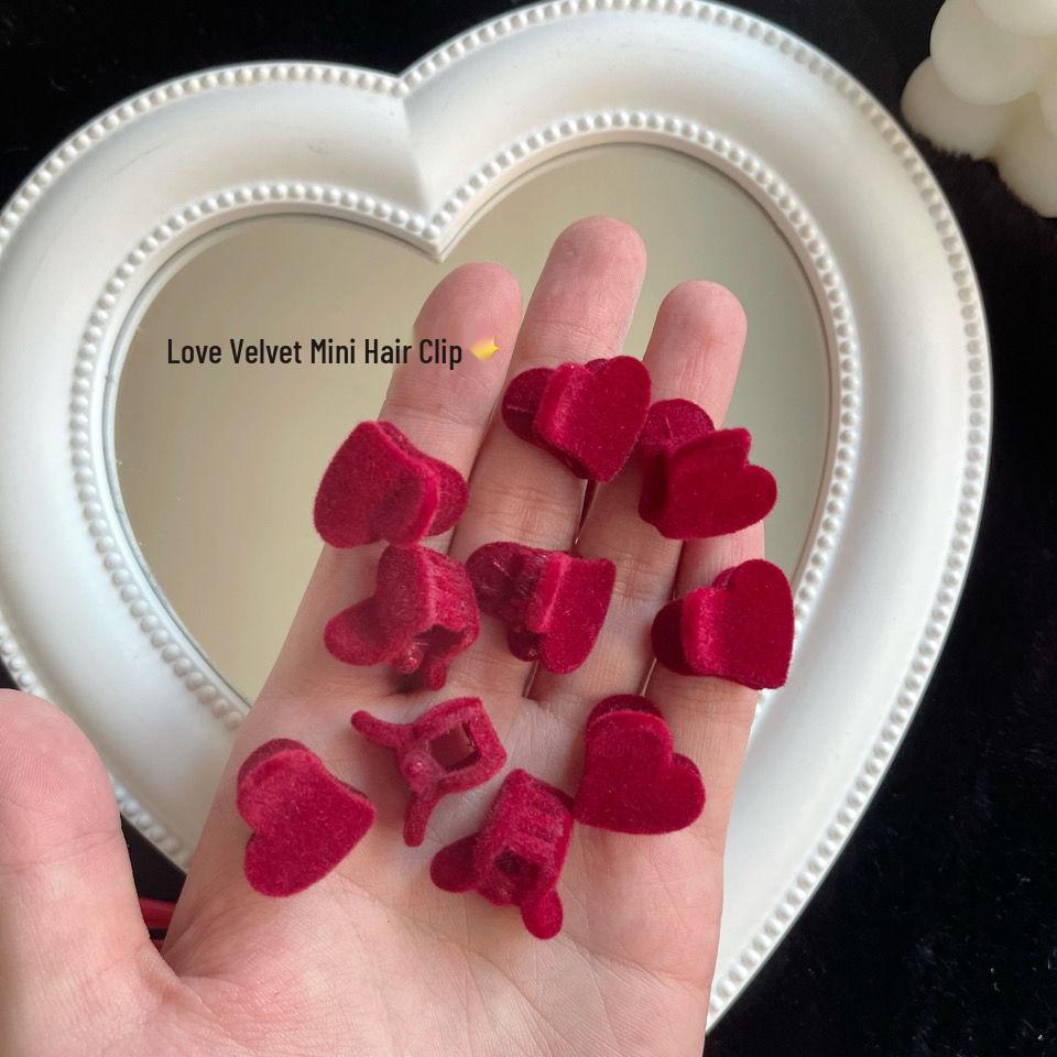 

Red Velvet Mini Claw Clip: Chic Autumn/Winter Japanese Korean Hair Accessory for Women