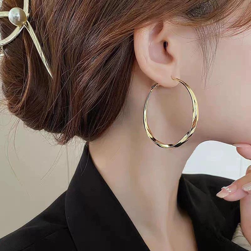Retro Twist Metal Round Circle Dangle Earrings for Women Golden Copper Color Simple Drop Hoop Earring Geometry Statement Zircon