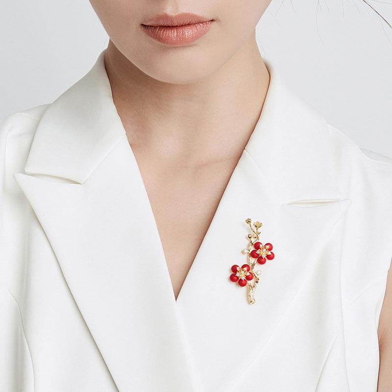Plum Blossom Brooch High-End Women'S Niche Design Sense Flower Brooch Pin High-End Sense Suit Clothes Accessories