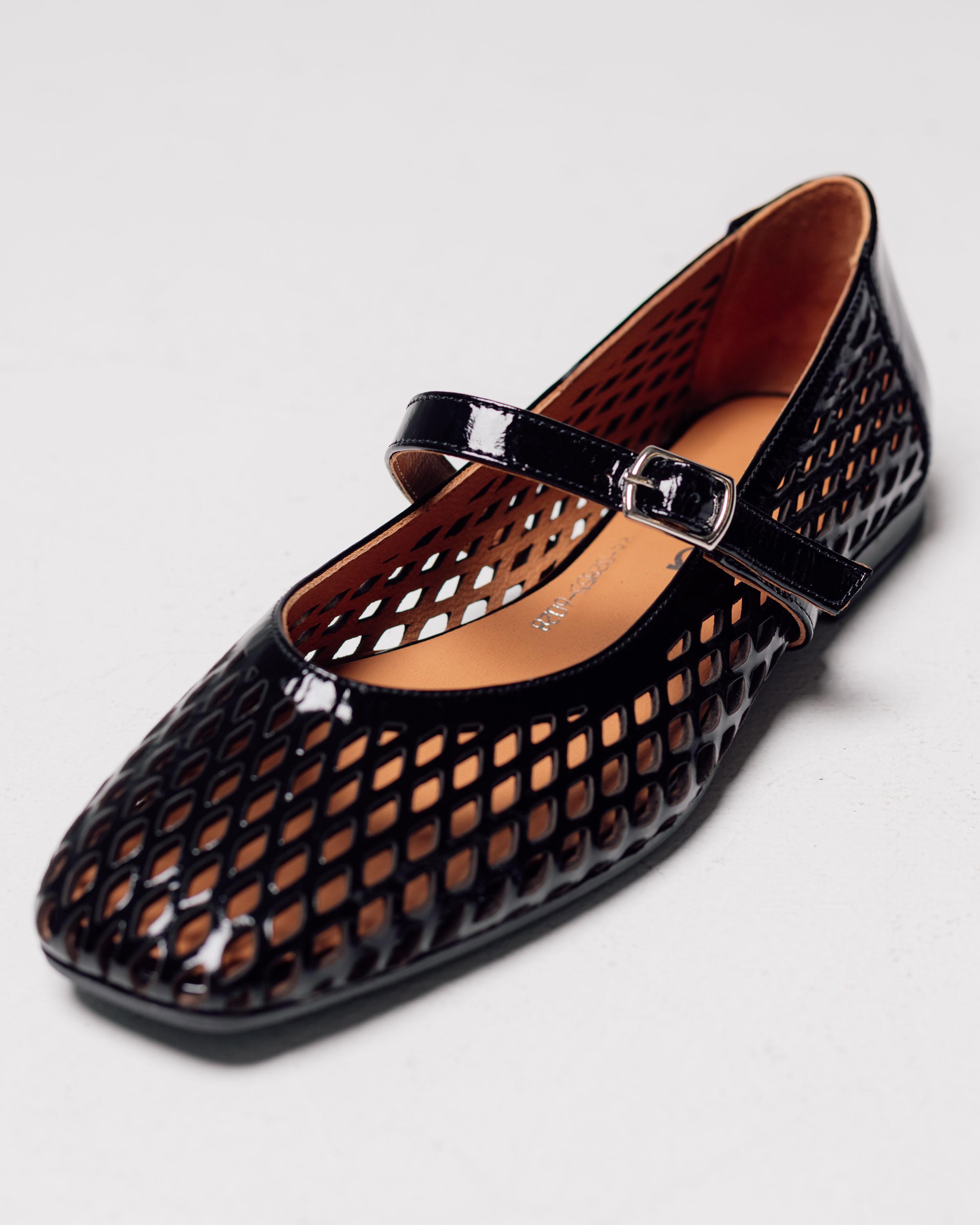 

Ballet flats perforated Krula 2402855 36 black patent leather 36 білий
