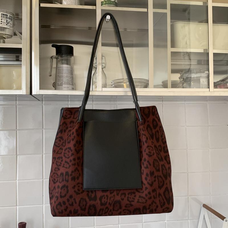 

New lazy and relaxed retro leopard print tote bag women s fashion casual shoulder bag large bag large capacity bucket bag красный