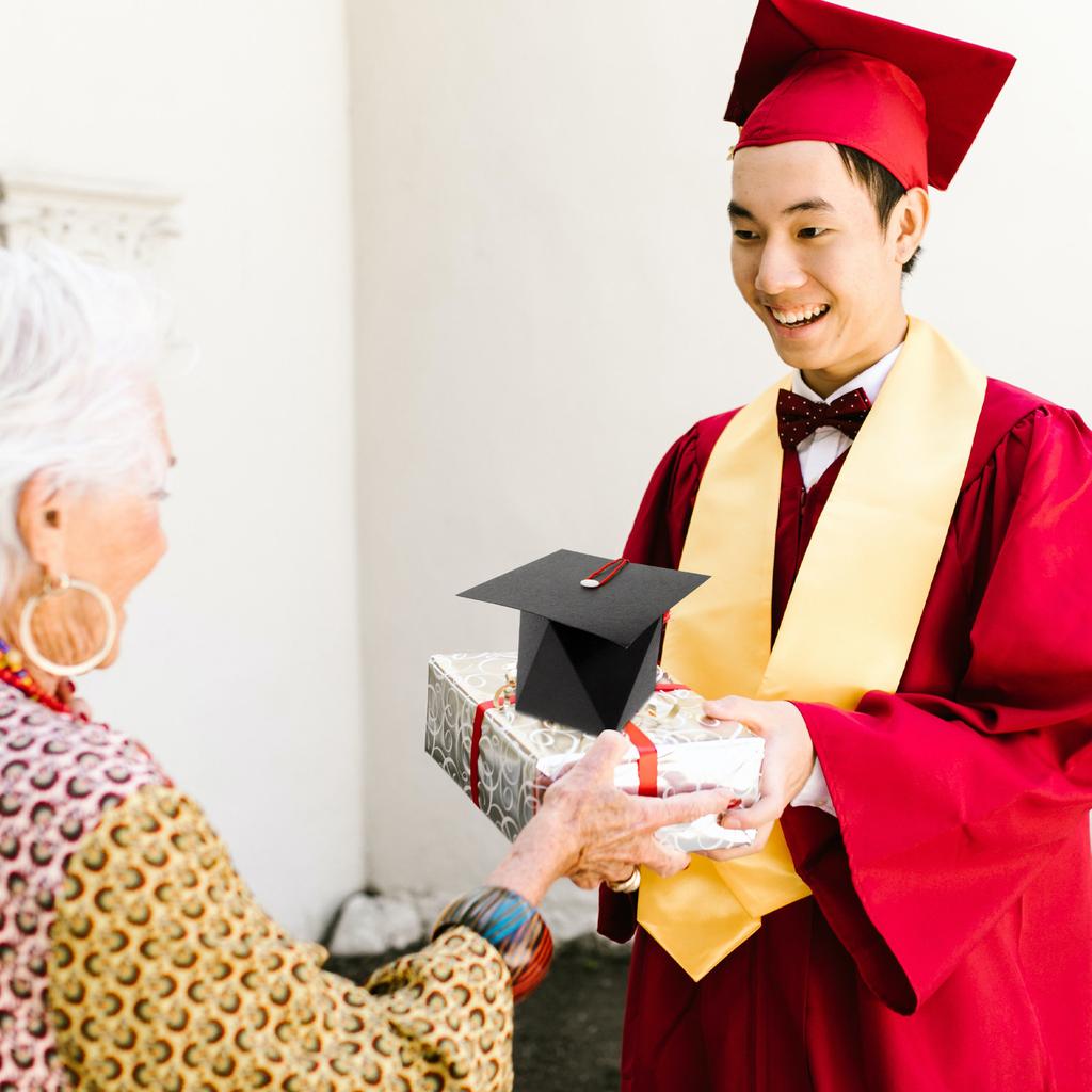 50Pcs Graduation Cap Shaped Cardboard Candy Holder Easy Assembly Graduation Party Favor Box Multi Function Gift