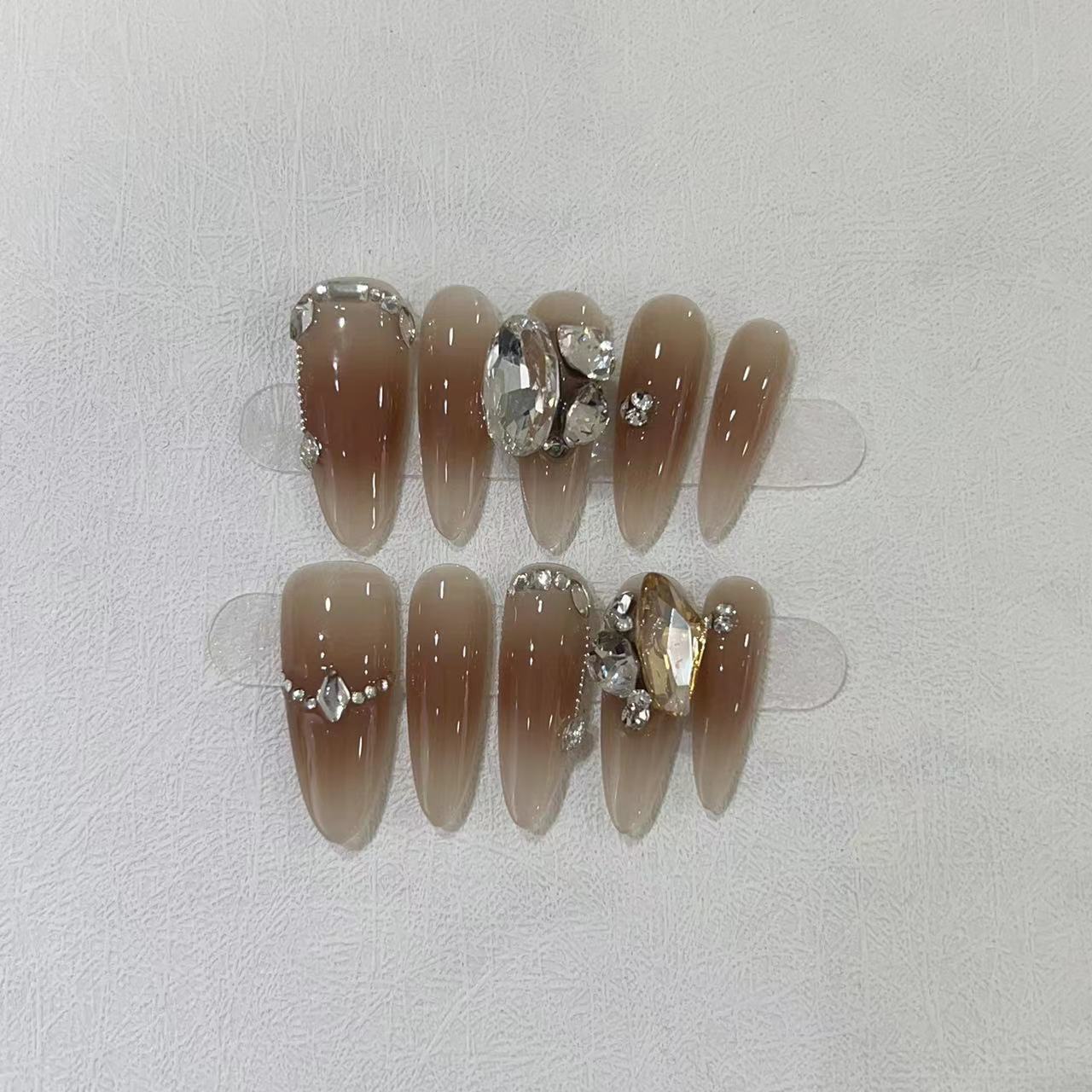 

Чисто ручная работа Элемент доспехов Ручная работа Высококлассный темперамент Королева Телесный цвет Растушевка Мерцающие бриллианты Свет Роскошь Фэншуй Капля Доспехи Large L