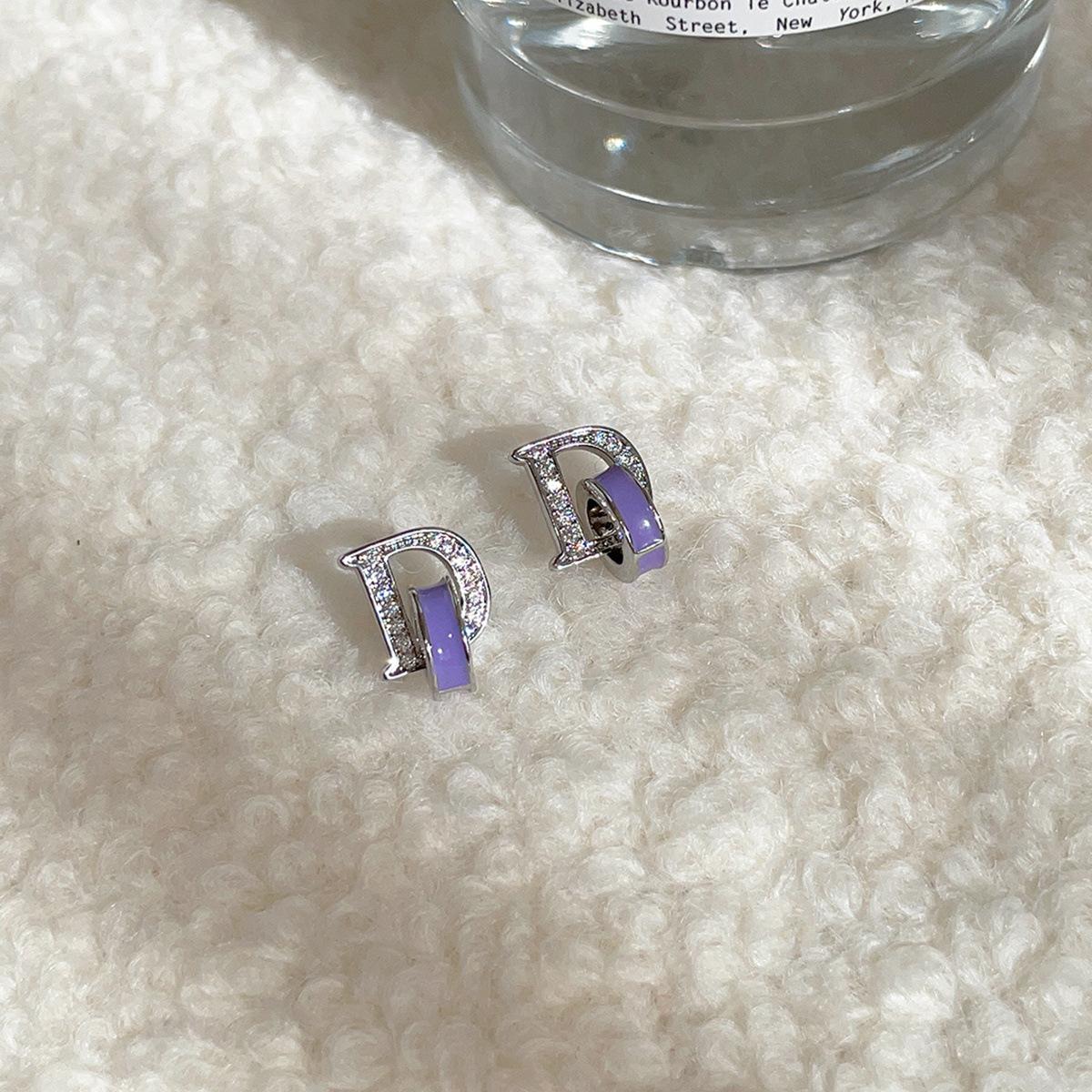 

Осенне-зимние корейские универсальные серьги-гвоздики с буквой D из циркония, женские легкие, роскошные, высокого класса, новые модные серебряные серьги-иглы, нишевые серьги 925 silver needles