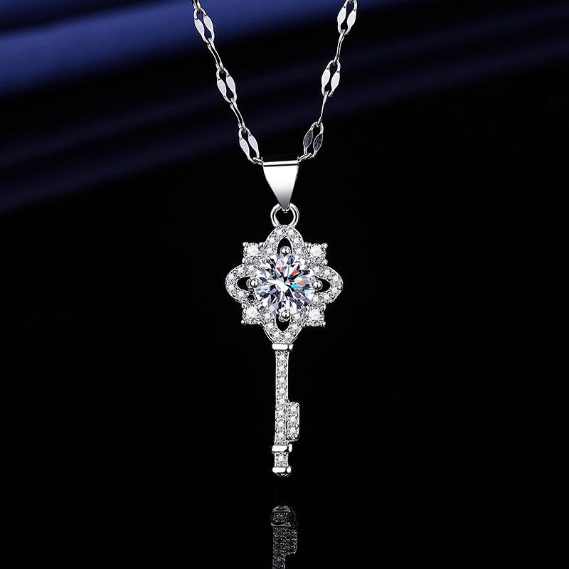 European & American Four-Leaf Clover Key Pendant Necklace with 1-Carat Eight Hearts & Arrows Gem - Women's Jewelry Gift