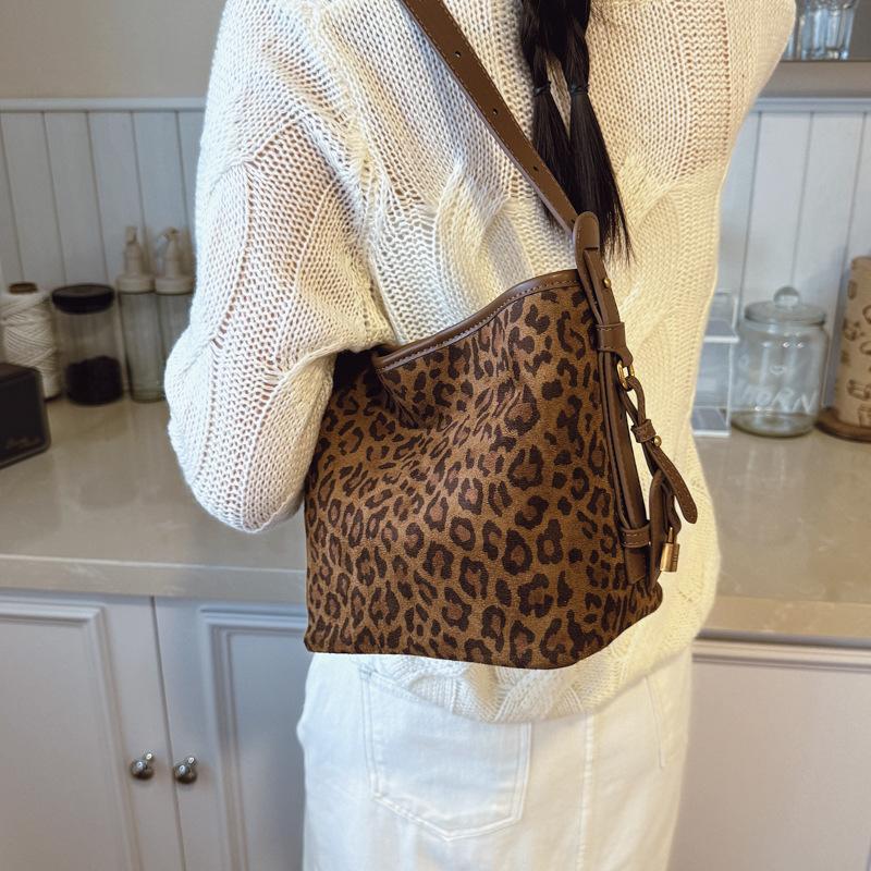 

Сумка с леопардовым принтом женская осень-зима 2025 новая трендовая нишевая дизайнерская ретро сумка-мессенджер на плечо под мышку сумка-ведро