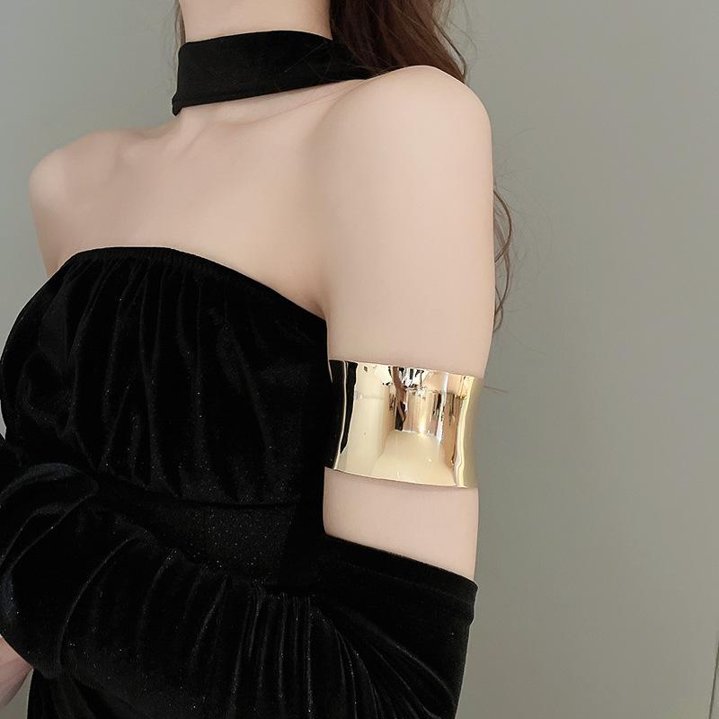 European Cold Style High-End Metal Pleated Bangle: Luxury Women's Temperament Bracelet