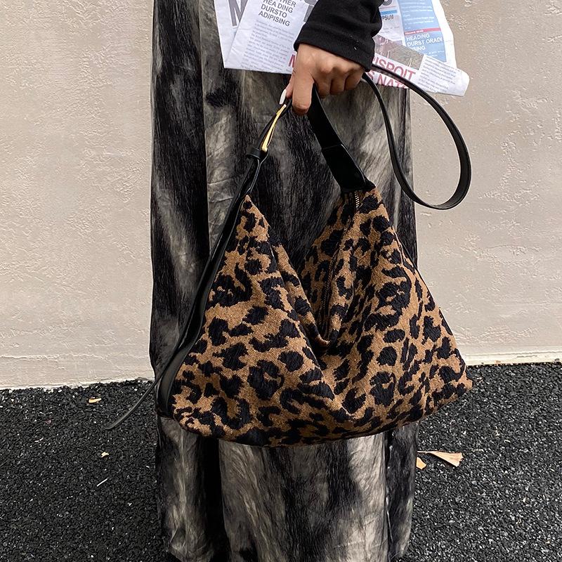 

Сумка большой вместимости женская осенне-зимняя универсальная 2025 новая простая нишевая дизайнерская на плечо сумка-мессенджер сумка-тоут для поездок на работу цветной печати леопарда