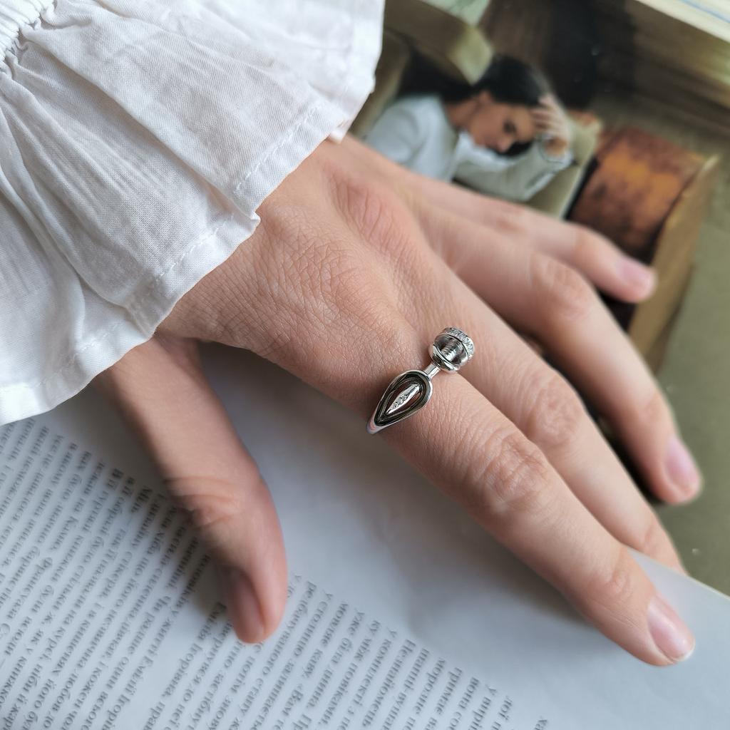 Серебряное кольцо с фианитами, вес изделия 3,73 гр (2206378)