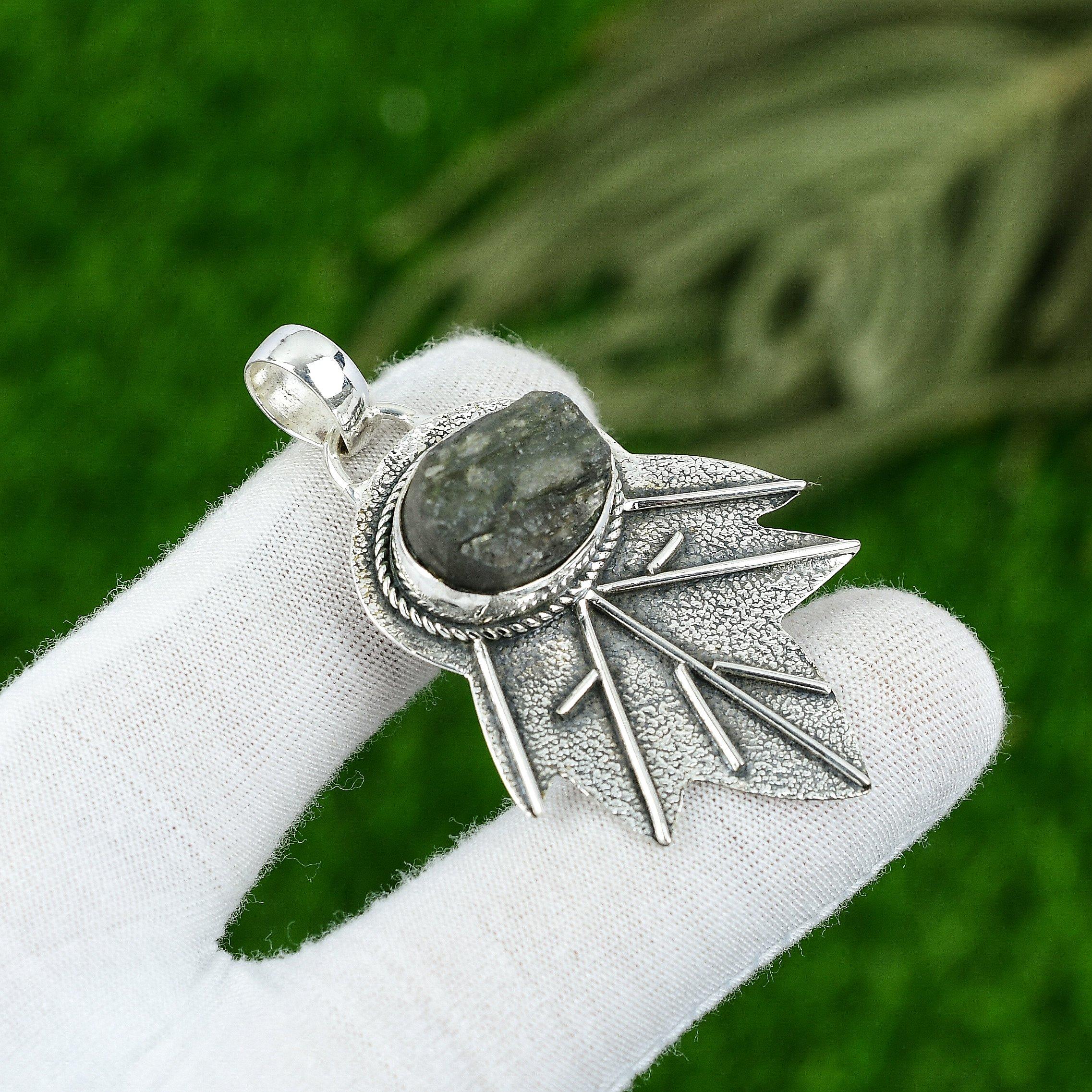 

Natural Labradorite Rough Gemstone Jewelry 925 Sterling Silver Pendant For Women