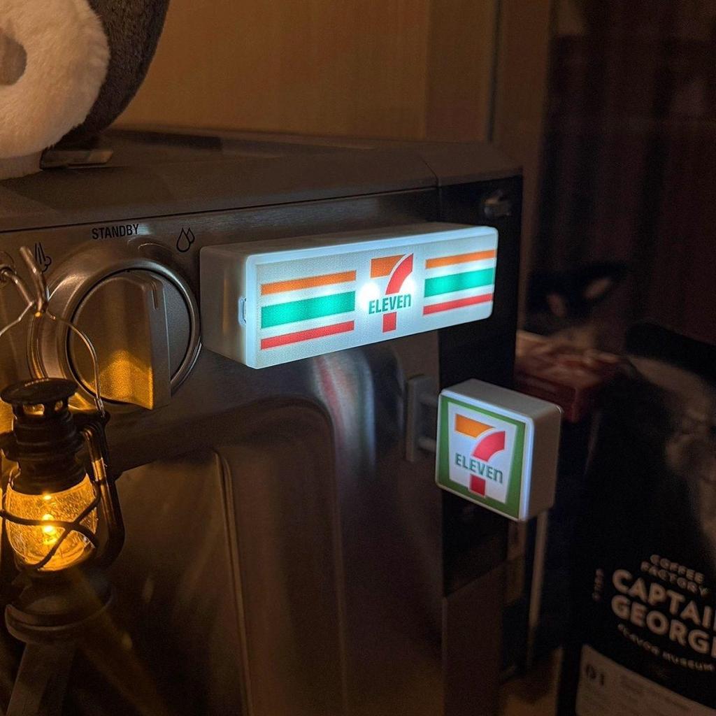 7-Eleven Magnetyczna Świecąca Naklejka na Lodówkę z Możliwością Ładowania