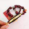 Sandelholz-Autoanhänger und Holzkunsthandwerk-Souvenirs von Chairman Mao werden als Geschenke verkauft.
