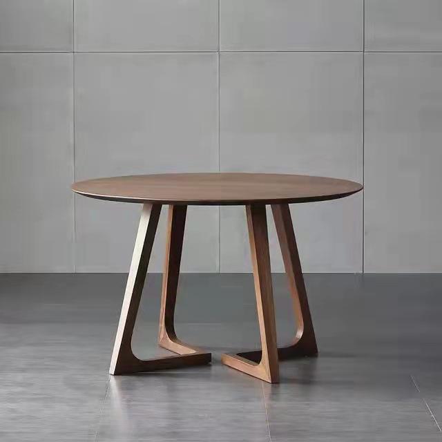 Nordic Solid Wood Round Dining Table for Small Apartments or Business Reception