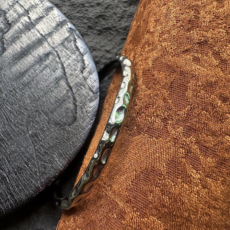 

Gaga Новый Плиссированный Браслет из Нержавеющей Стали с Чеканной Текстурой - Европейский и Американский Нишевый Дизайн INS