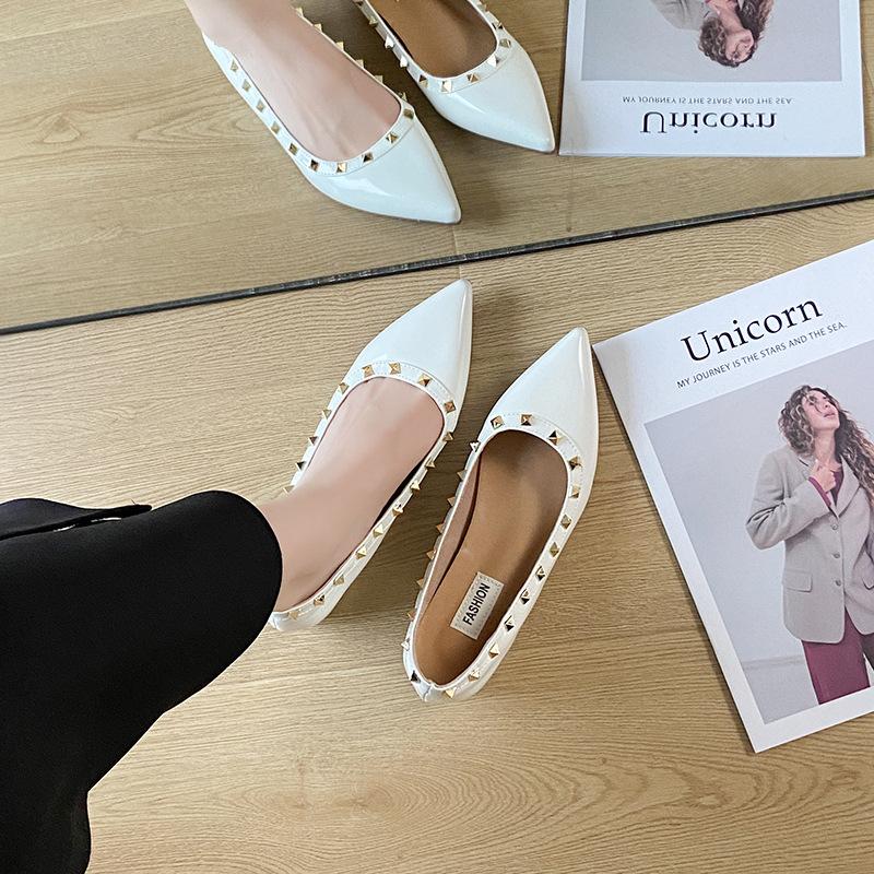 Französisches Temperament spitze Einzelschuhe 2025 Frühling Lackleder Nieten sanfte Abendbrise flacher Mund flacher Boden Mode Damenschuhe