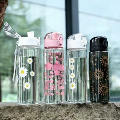 Tragbarer Komfort Große Kapazität Kirschblüten-Wasserflasche mit Sicherem Deckel & Trageband, Hochwertiges PC-Material