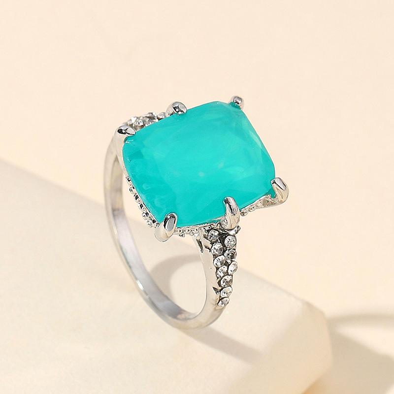 

Великолепное и популярное женское серебро с инкрустацией синим цирконом. 6 серебряный