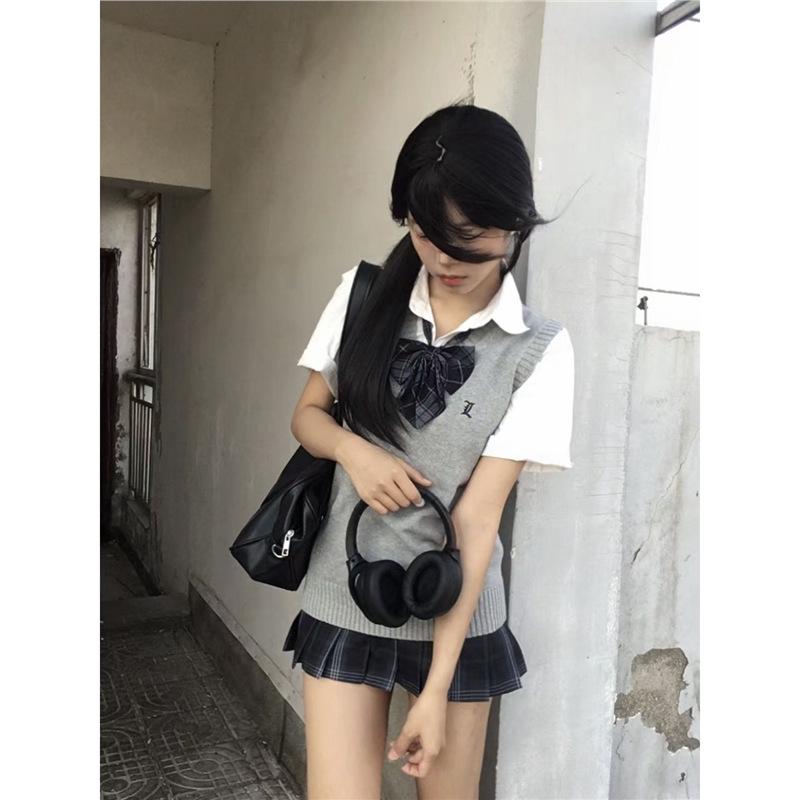 

Japanese Style Embroidered Solid Color Knitted Vest L