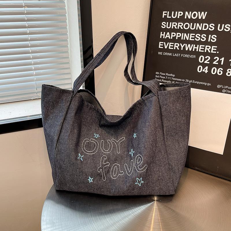 

Повседневная иностранная наплечная сумка женская летняя новая большой вместимости студенческая сумка-тоут нишевая наплечная женская сумка классная сумочка