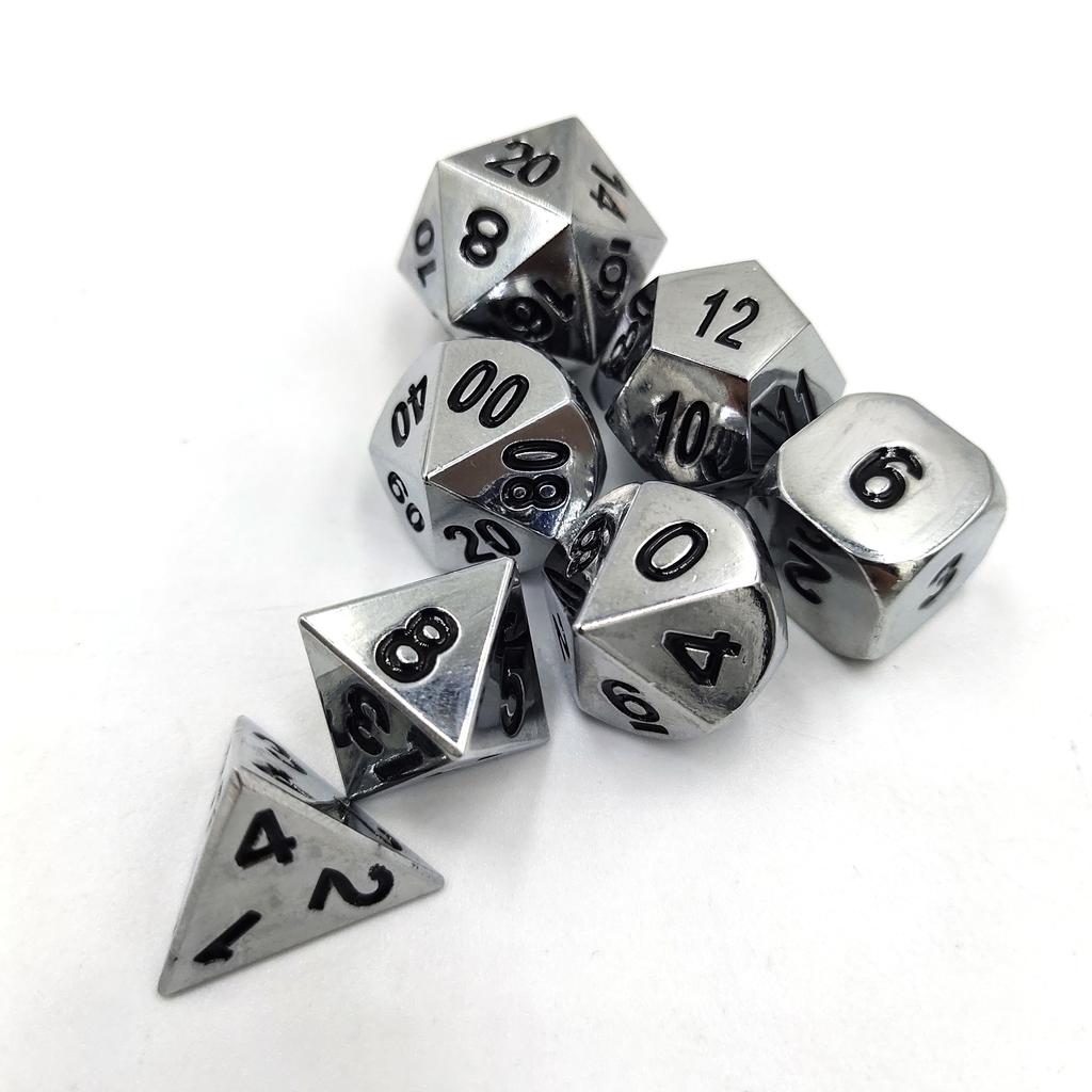 Metall Polyedriska Tärningar Glänsande Svart Kropp och Mörkgröna Siffror Zinklegeringstärningar med Metallfodral