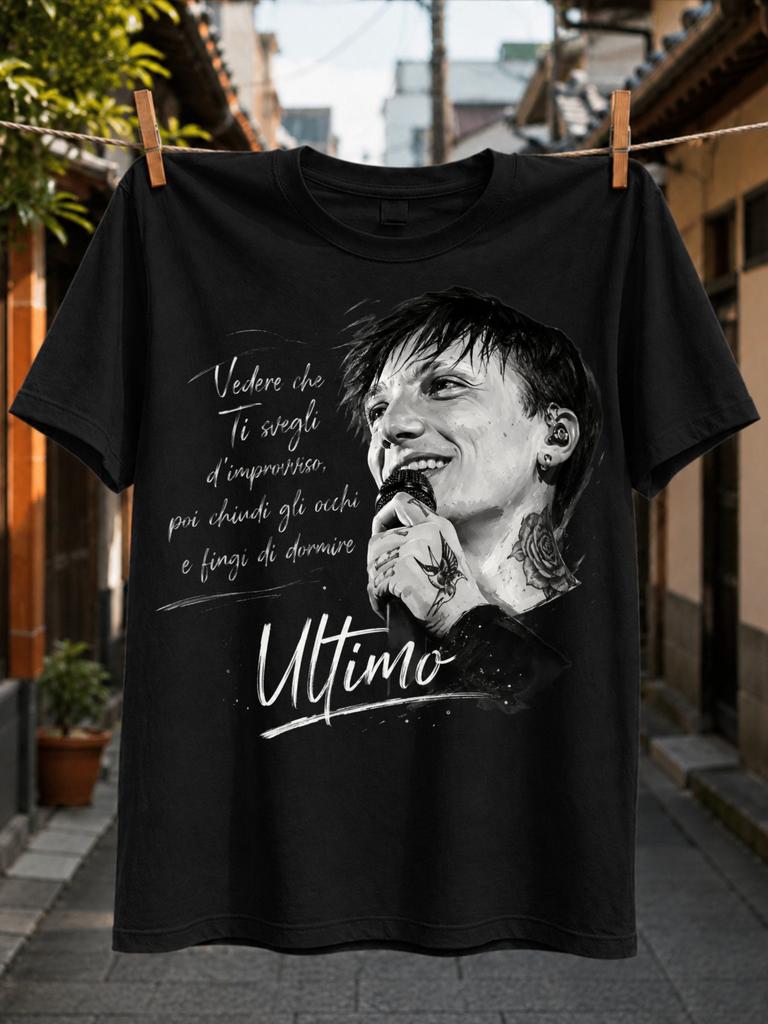 Ultimo Porträt Mit Sängergesicht Mikrofon Handschriftliche Italienische Liedtext-Unterschrift Und Weiche Skizze Unisex All T-Shirt
