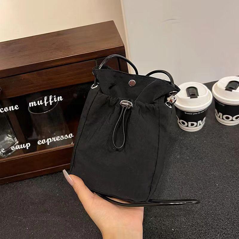 

Japanese minimalist mobile phone bag women s light and thin canvas small bag shoulder messenger change bag versatile 2025 new bag чёрный