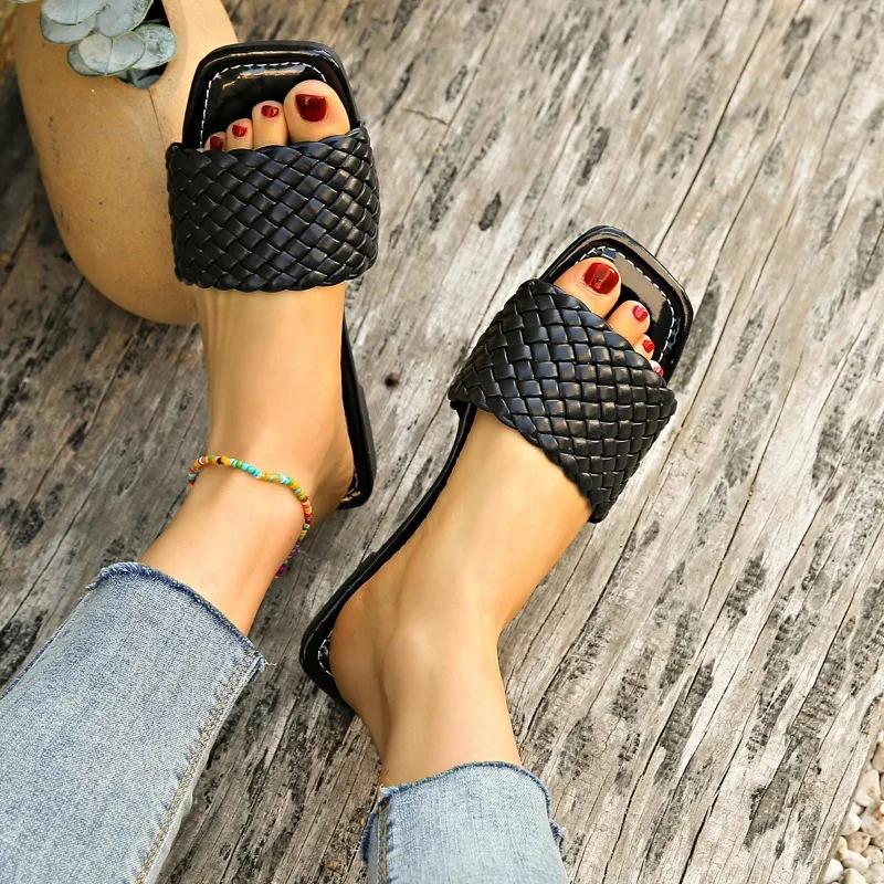 Mode Damen Schuhe im Angebot 2025 Zehenfrei Damen Hausschuhe Outdoor Strand Hausschuhe Damen Übergröße Quadratische Zehenpartie Gewebt Flach mit Sandalen