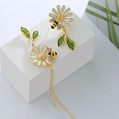 Pendientes asimétricos con borlas de Margarita para mujer, aretes pequeños de abeja con diseño de nicho, largos con carácter, novedad de 2022