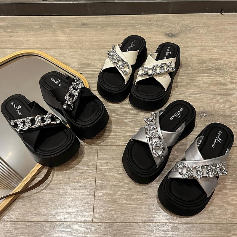Rhinestone one-word slippers for women's summer wear 2025 new small man height increase thick bottom fashion beach cool slippers for women