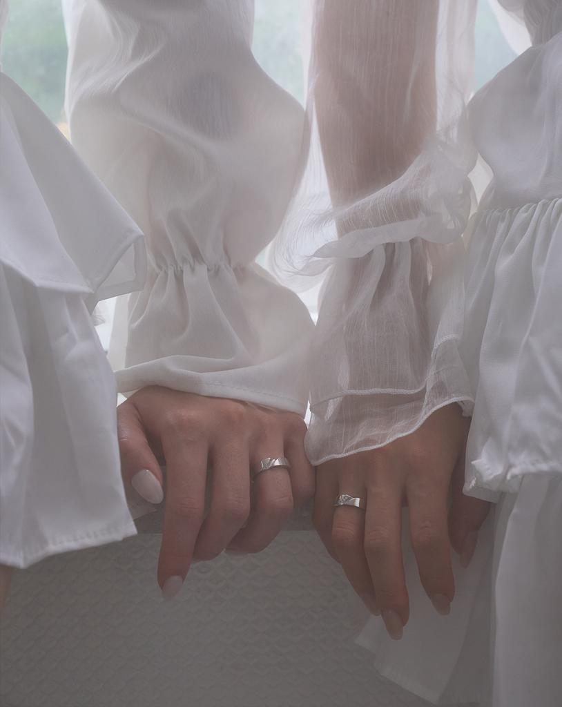 Pm 06:17 Blanc Couple Rings