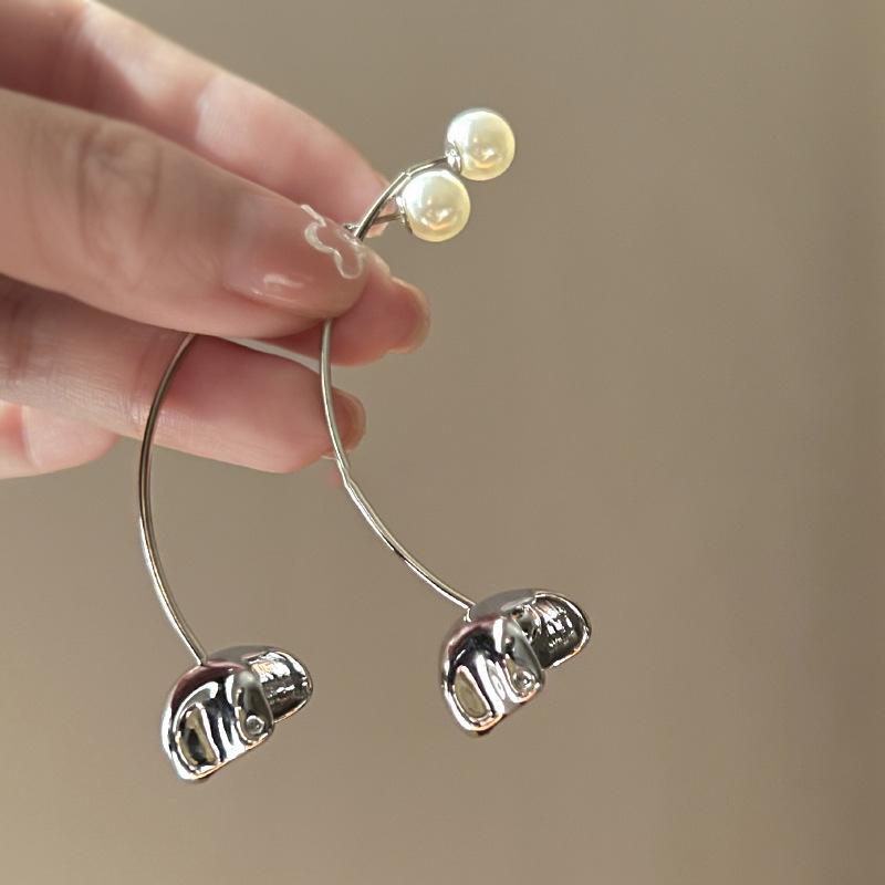 

Silver Needle Pearl Flower Pendant Earrings European and American Personality Design Temperament Earrings Light Luxury Premium Earrings