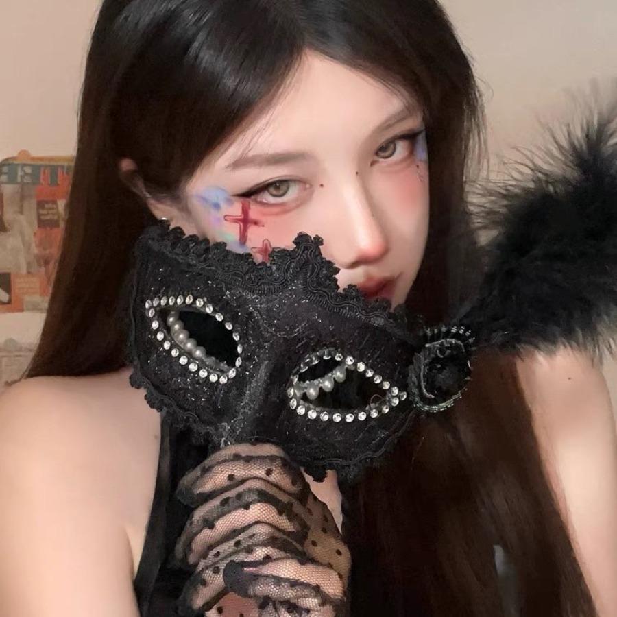 Halloween mask costume party with makeup costume-cosmetically transformed face mask, costume accessories,half-face lace-edged feather headpiece,mask