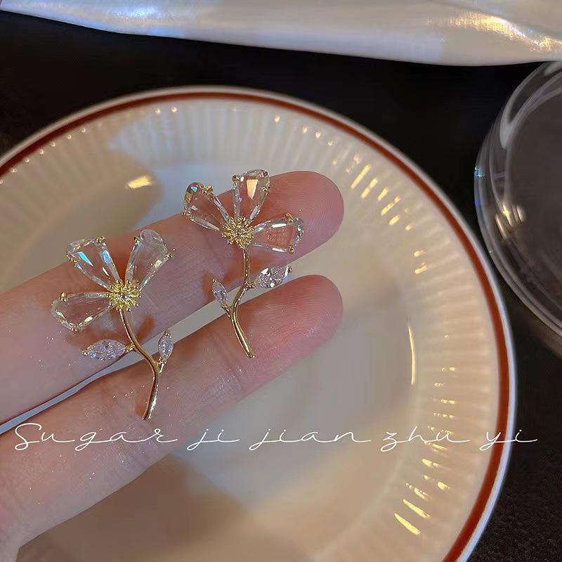 Sweet and cool girl~ Light luxury high-end butterfly earrings New year's trendy cold wind sweet stud earrings and ear jewelry