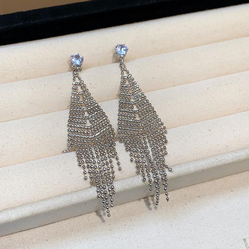 Stylish Irregular Three-Layer C-Shaped Earrings: European & American Metal Fashion Studs with a Luxurious High-End Appeal