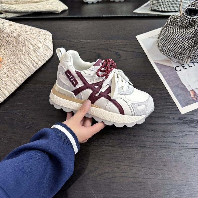 Spleißen kleiner modischer Damenschuhe zur Erhöhung der Höhe lässiger Herbst-Neuheiten, atmungsaktive Freizeitschuhe mit dicker Sohle zum Laufen