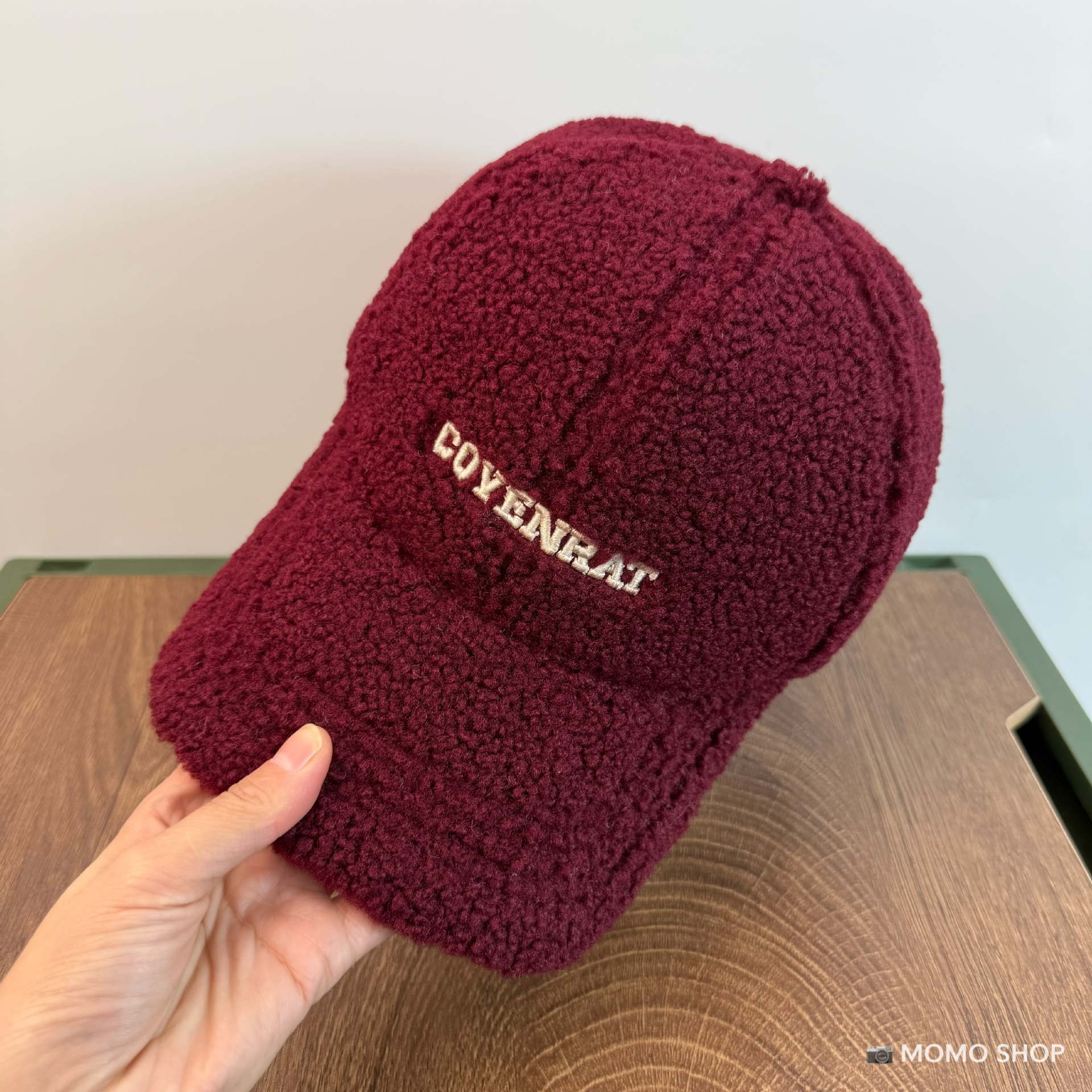 

Tide brand COVENRAT letter embroidery autumn and winter lamb wool baseball cap female thermal Korean version cap shows small face червоний