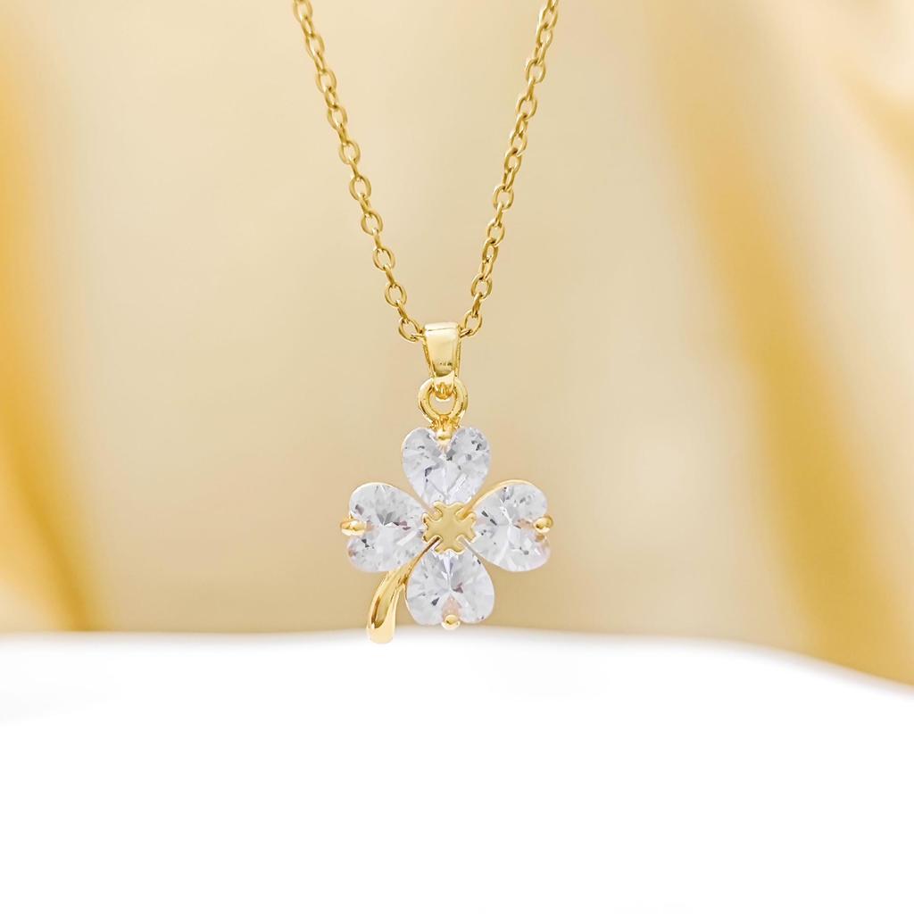 Women's Zirconia Four-Leaf Clover Pendant Necklace: Stylish, Versatile, and Luxurious Floral Accessory