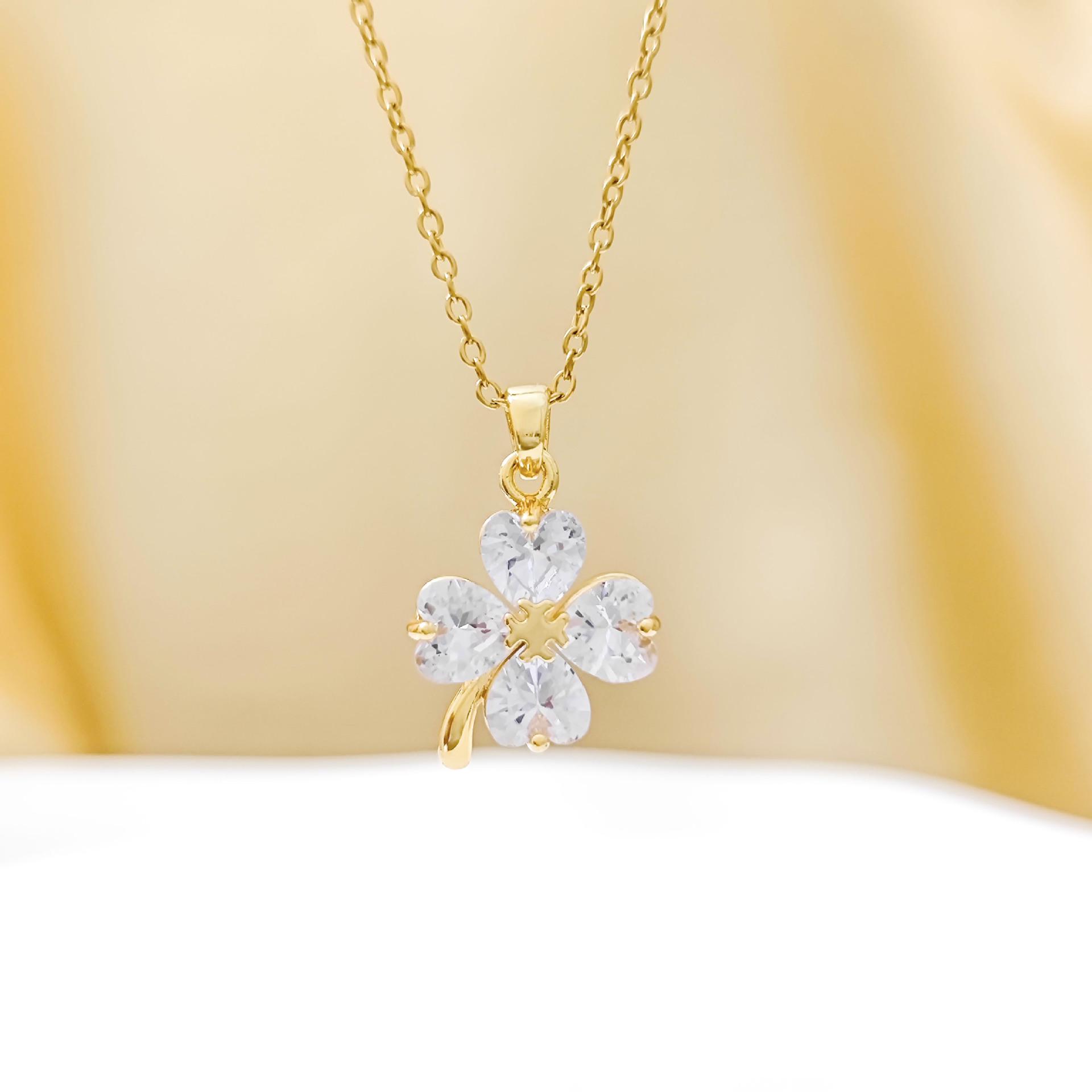 Women s Zirconia Four-Leaf Clover Pendant Necklace: Stylish, Versatile, and Luxurious Floral Accessory
